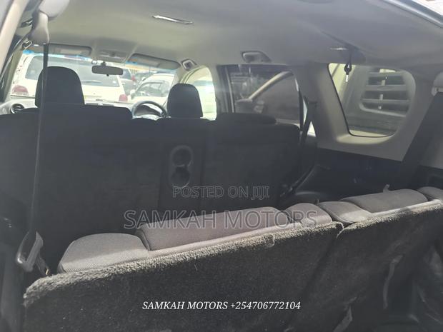 Toyota Vanguard 2011 White