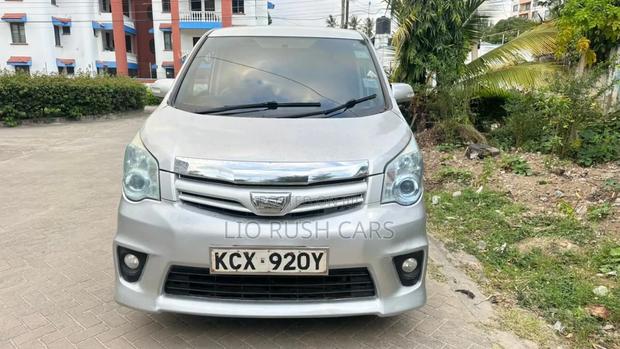 Toyota Noah 2013 Silver