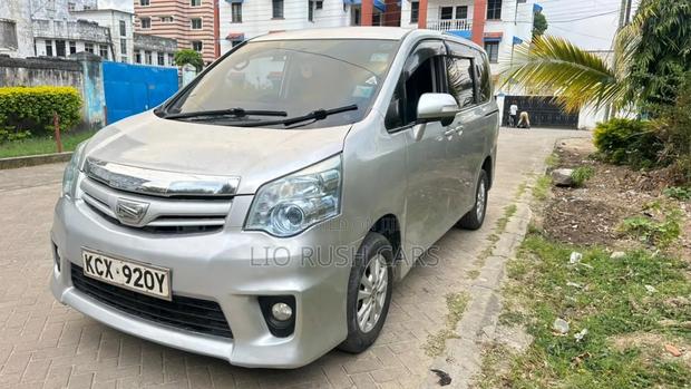 Toyota Noah 2013 Silver