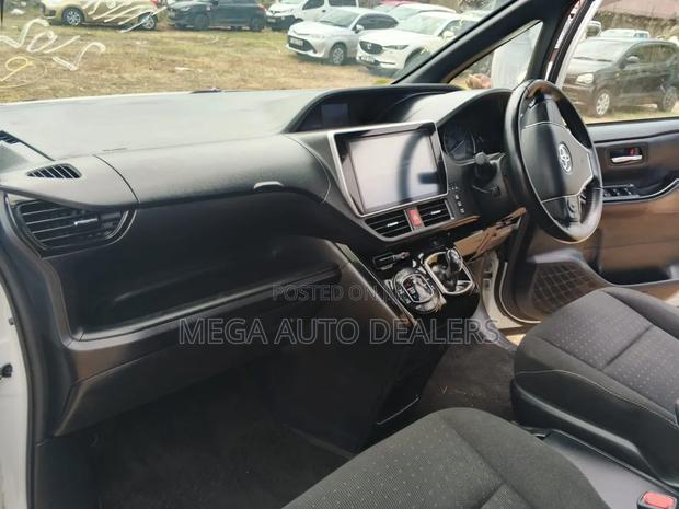 Toyota Noah 2018 White