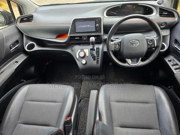 Toyota Sienta 1.5 FWD 2018 Purple