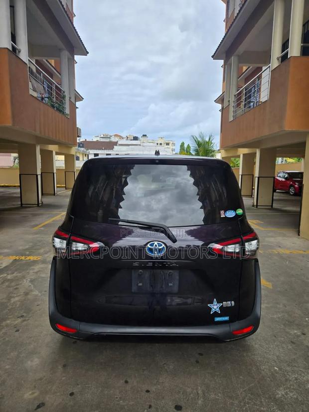 Toyota Sienta 1.5 Hybrid FWD 2018 Brown