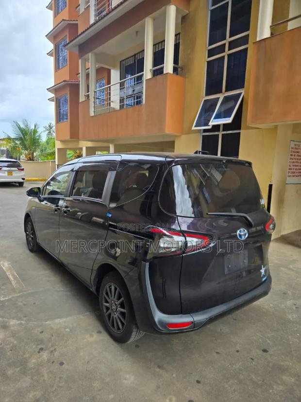 Toyota Sienta 1.5 Hybrid FWD 2018 Brown