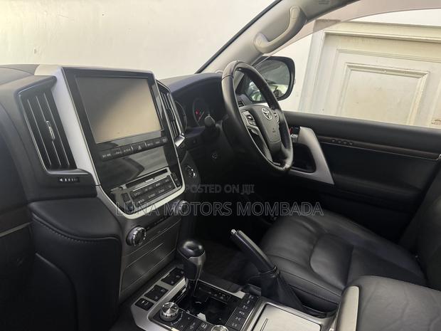 Toyota Land Cruiser 4.6 V8 ZX 2018 Black