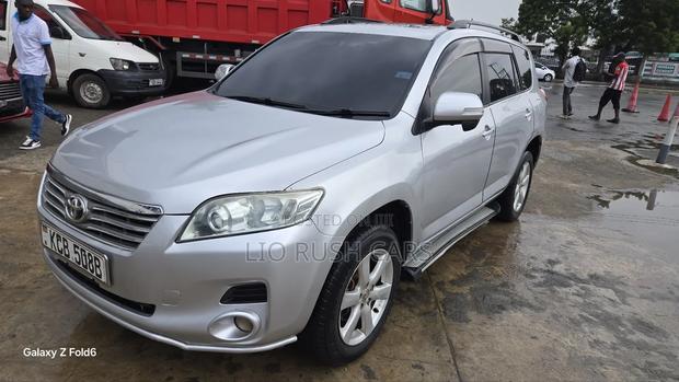 Toyota Vanguard 2010 Silver
