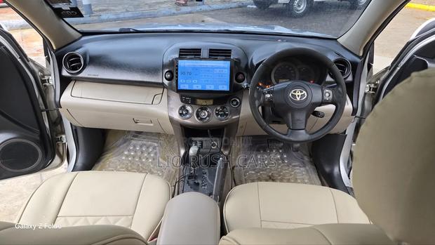Toyota Vanguard 2010 Silver