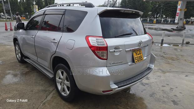 Toyota Vanguard 2010 Silver