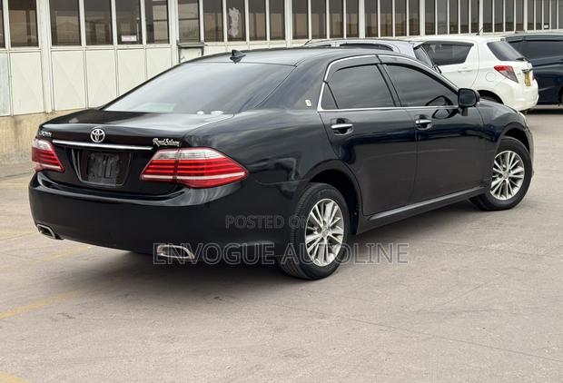 Toyota Crown 2011 Black