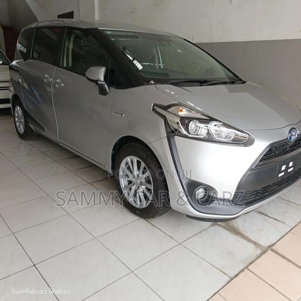 Toyota Sienta 2018 Silver