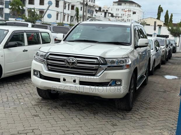 Toyota Land Cruiser 4.6 V8 ZX 2018 White