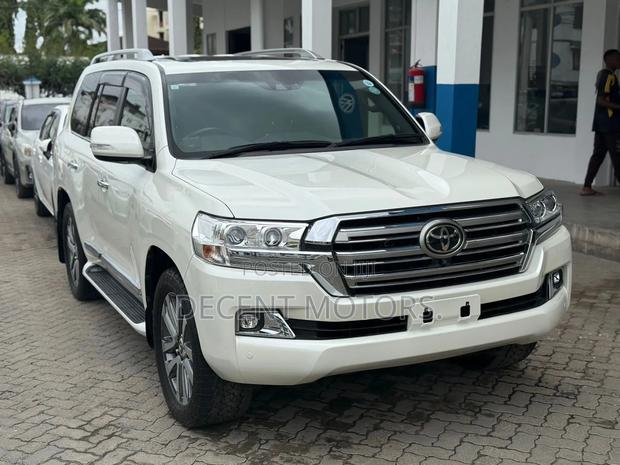 Toyota Land Cruiser 4.6 V8 ZX 2018 White