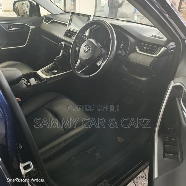 Toyota RAV4 Hybrid 2021 Blue