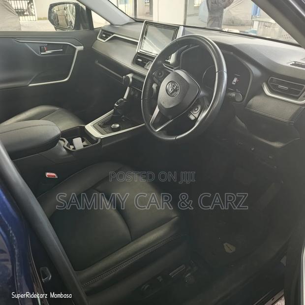 Toyota RAV4 Hybrid 2021 Blue