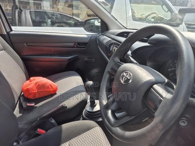 Toyota Hilux 2021 Silver