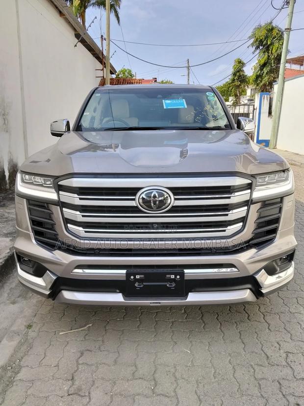 Toyota Land Cruiser 2023 Gold
