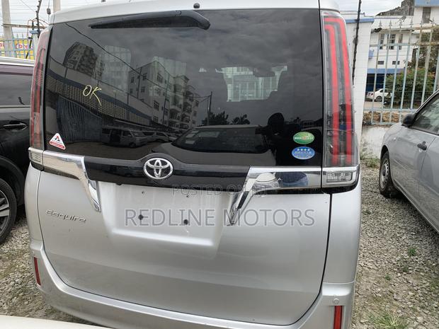 Toyota Esquire 2018 Silver