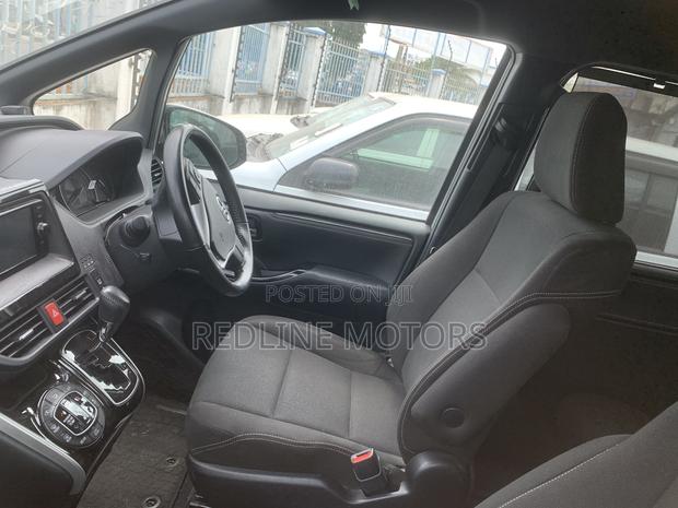 Toyota Esquire 2018 Silver