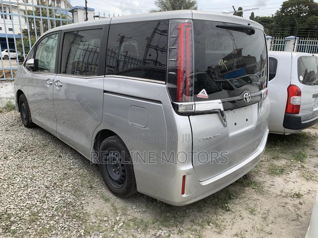 Toyota Esquire 2018 Silver