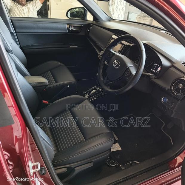 Toyota Corolla Fielder 1.5 Hybrid FWD 2018 Maroon