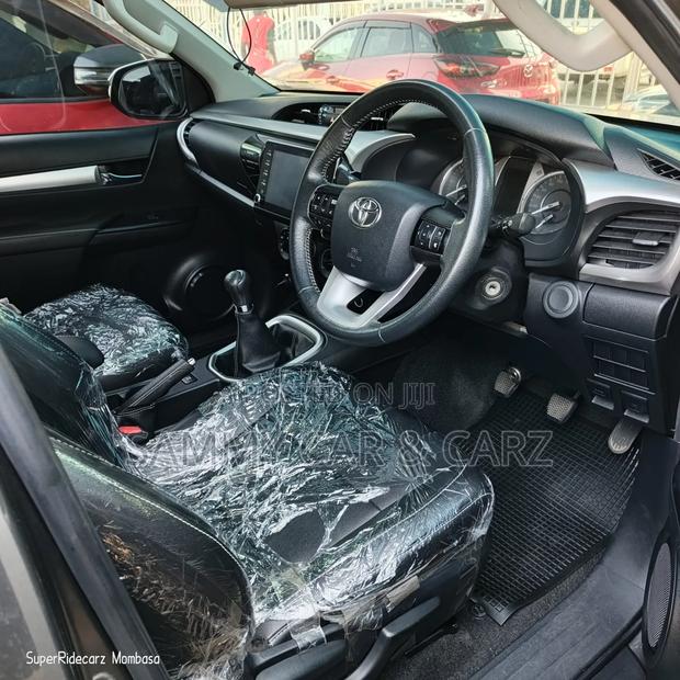 Toyota Hilux 2020 Gray