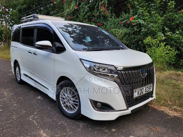 Toyota Esquire 2017 White