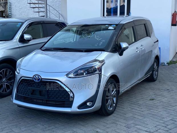 Toyota Sienta 2018 Silver