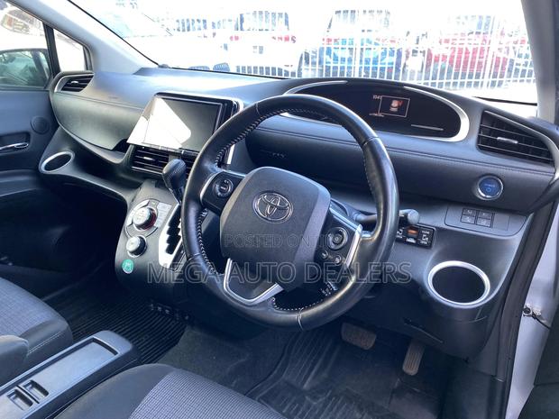 Toyota Sienta 2018 Silver