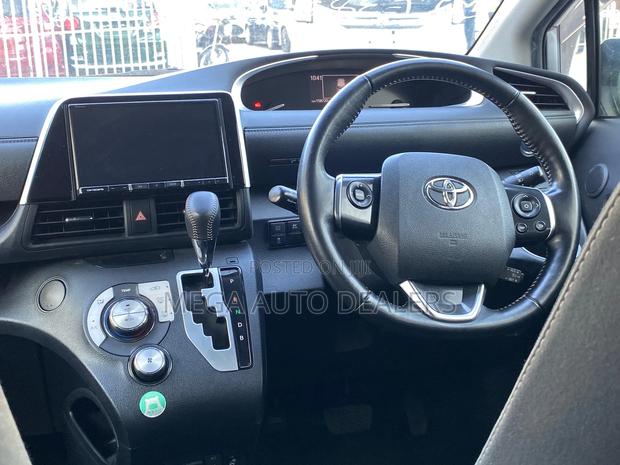 Toyota Sienta 2018 Silver