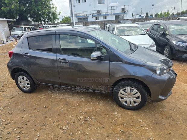 Toyota Vitz 1.3 FWD 5dr 2015 Gray