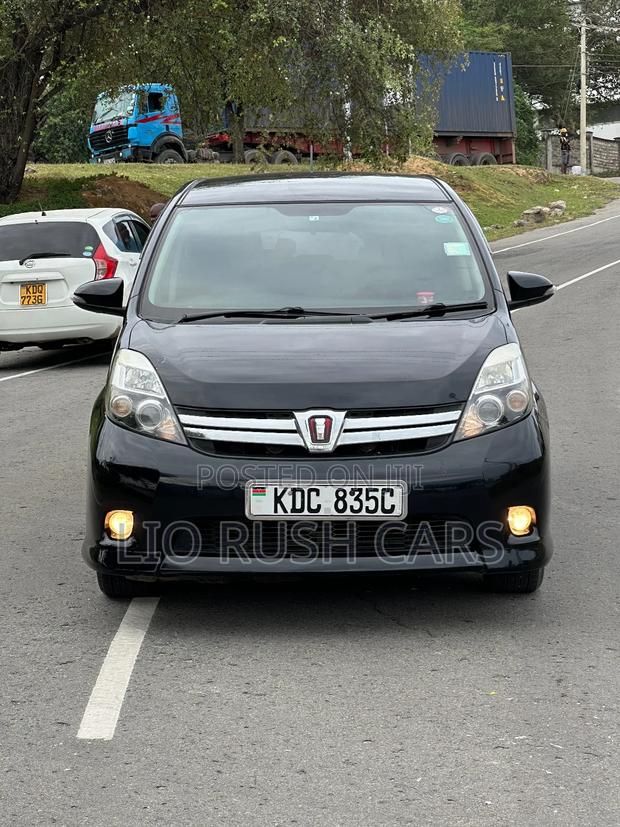 Toyota ISIS 2014 Black