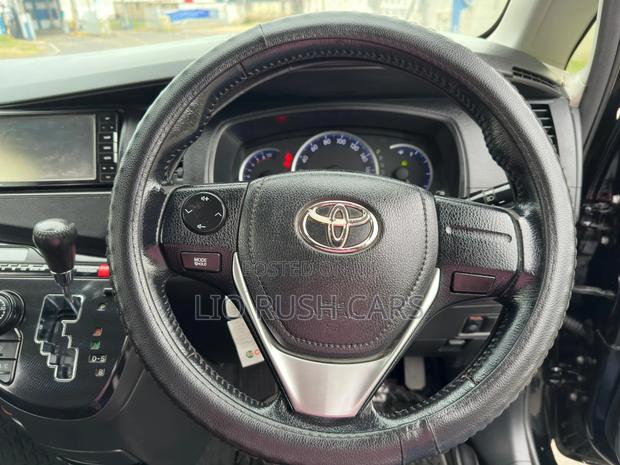 Toyota ISIS 2014 Black