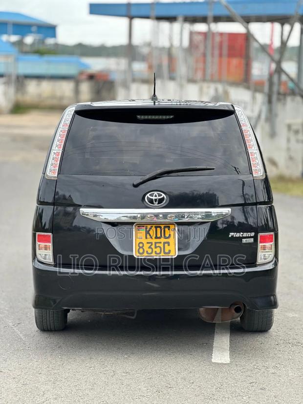 Toyota ISIS 2014 Black