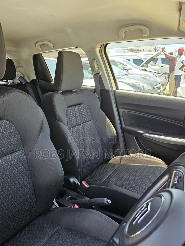 Suzuki Swift 2018 Gold