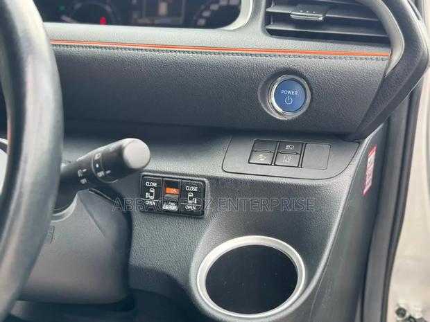 Toyota Sienta 1.5 Hybrid FWD (6-seater) 2018 Silver