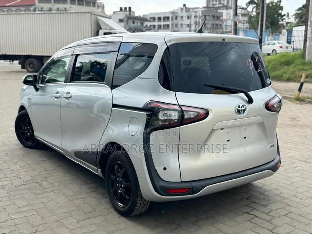 Toyota Sienta 1.5 Hybrid FWD (6-seater) 2018 Silver