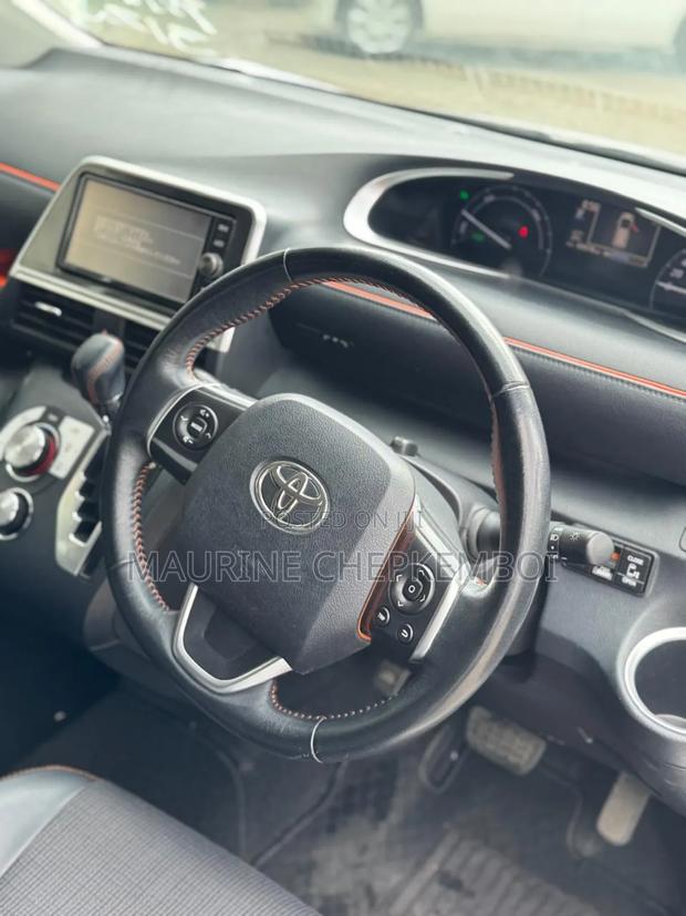 Toyota Sienta 1.5 Hybrid FWD (6-seater) 2018 Silver