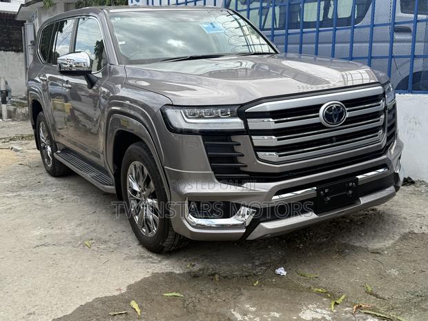 Toyota Land Cruiser 2023 Gold