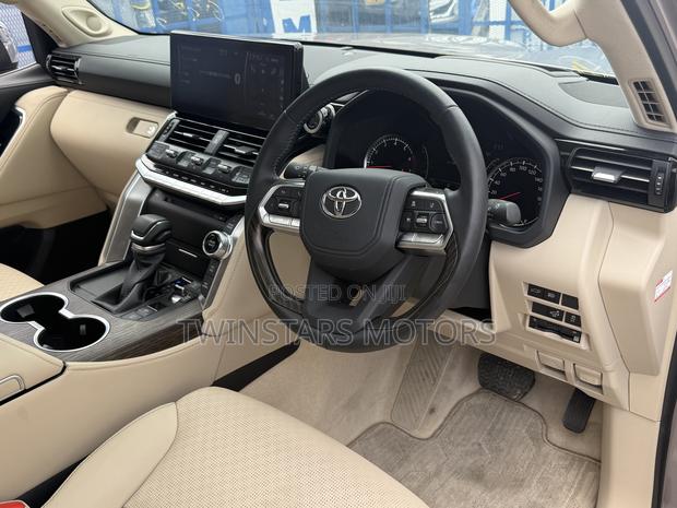 Toyota Land Cruiser 2023 Gold