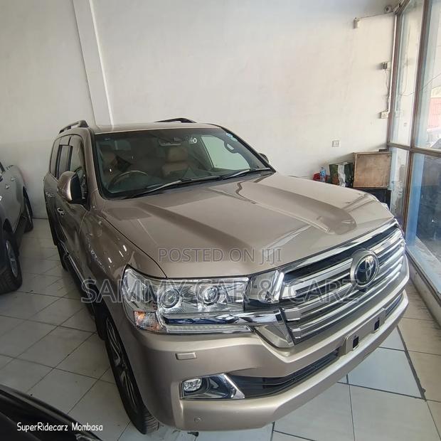 Toyota Land Cruiser 4.6 V8 AX 2017 Gold