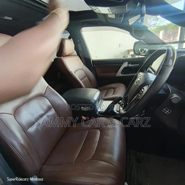 Toyota Land Cruiser 4.6 V8 AX 2017 Gold