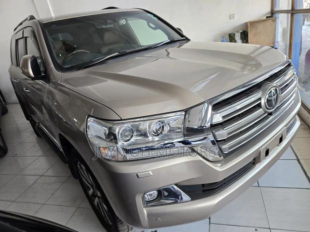 Toyota Land Cruiser 2018 Gold