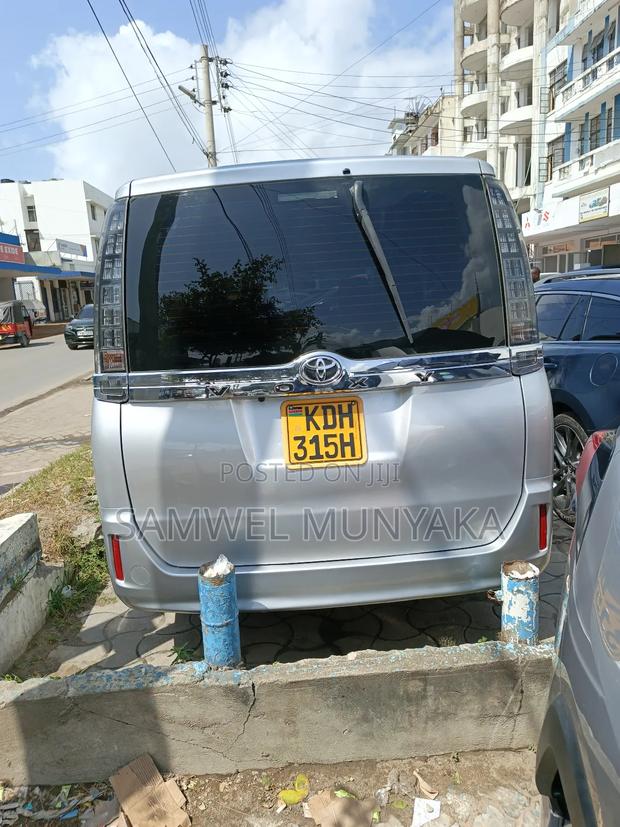 Toyota Voxy 2015 Silver