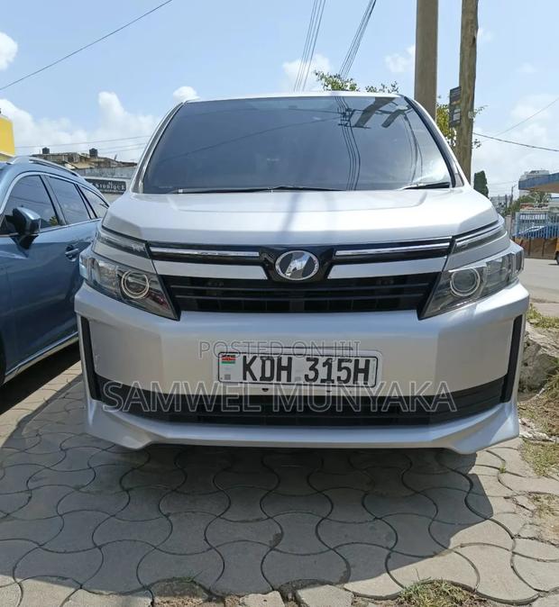 Toyota Voxy 2015 Silver
