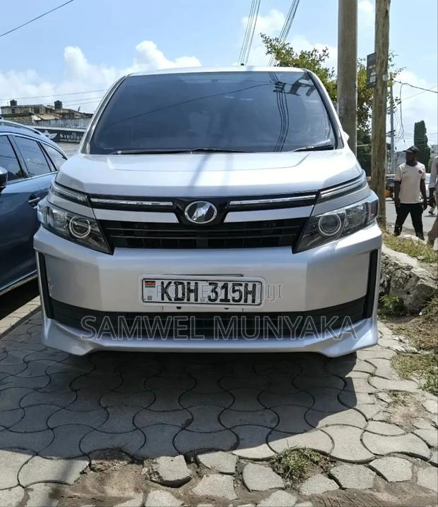 Toyota Voxy 2015 Silver