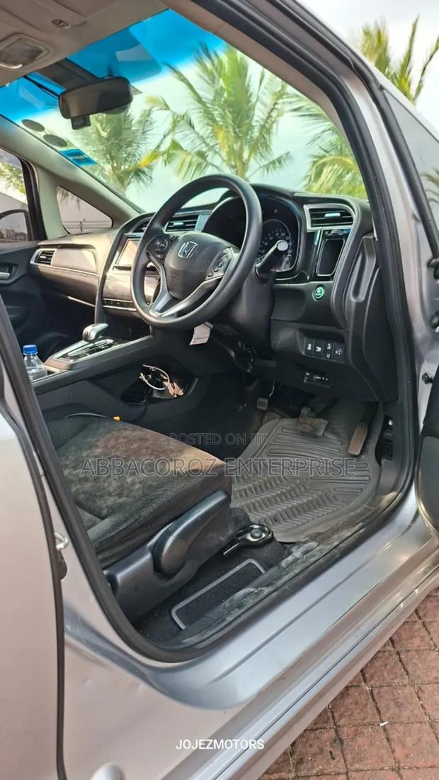 Honda Fit Shuttle 1.5 Hybrid 2WD 2018 Silver