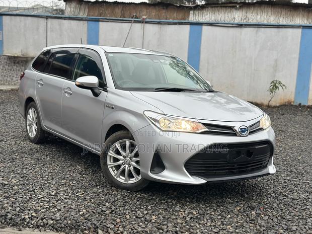Toyota Corolla Fielder 1.5 Hybrid FWD 2019 Silver
