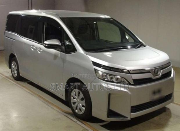 Toyota Voxy 2018 Silver