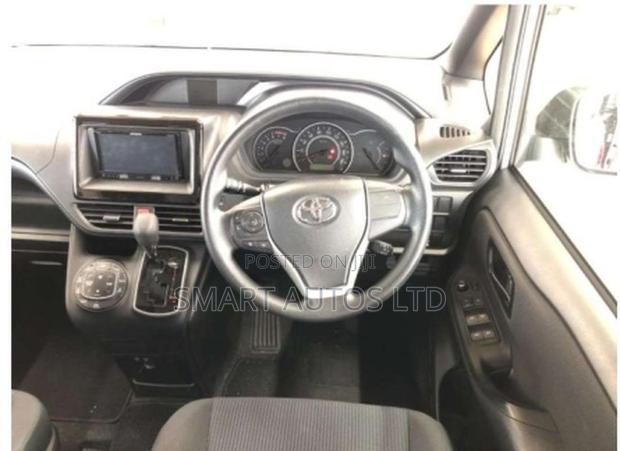 Toyota Voxy 2018 Silver