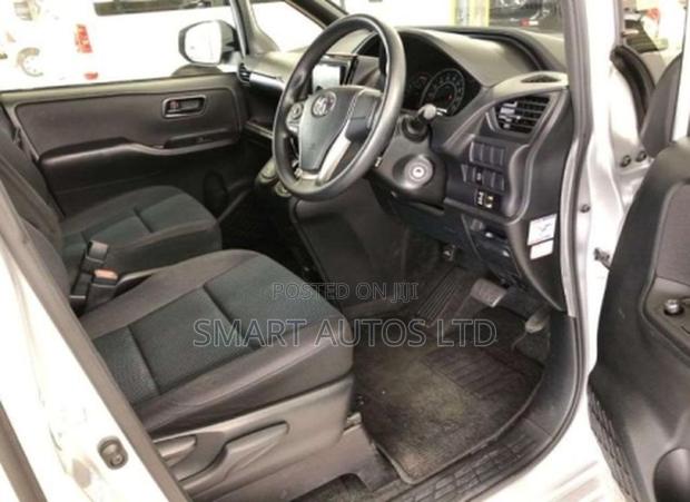 Toyota Voxy 2018 Silver