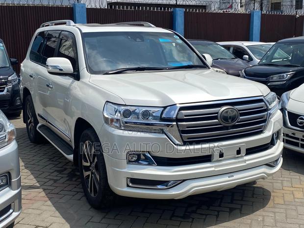 Toyota Land Cruiser 4.6 V8 ZX 2018 White